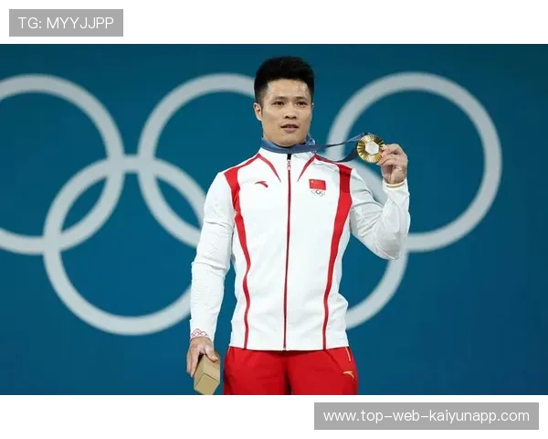 举重运动员比赛前随音乐跳舞，全场跟着摇