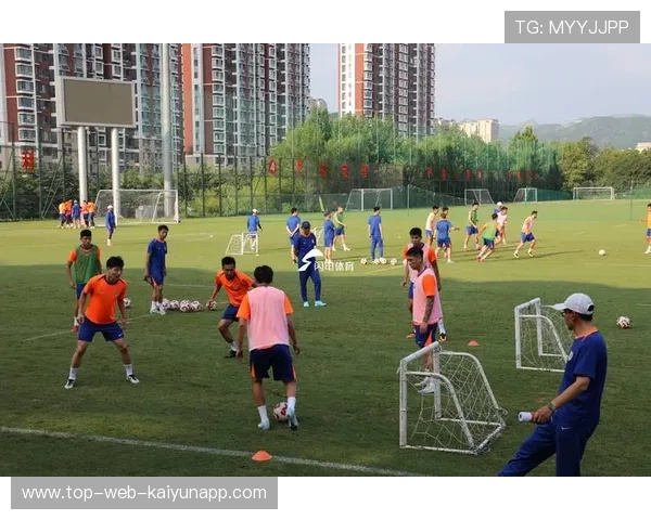 冠军球队基地开放日吸引大批粉丝参观，冠军足球场